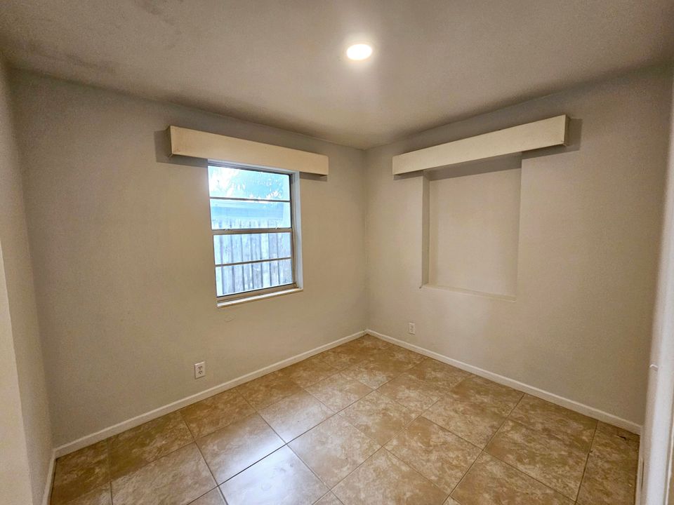 For Rent: $2,250 (3 beds, 1 baths, 720 Square Feet)