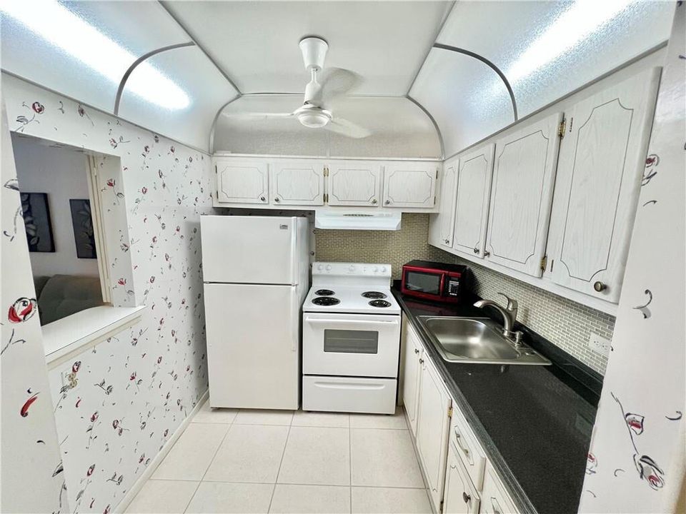 For Sale: $125,000 (1 beds, 1 baths, 719 Square Feet)