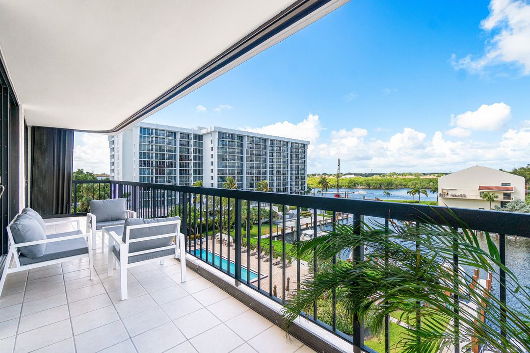 For Sale: $1,190,000 (2 beds, 2 baths, 1500 Square Feet)