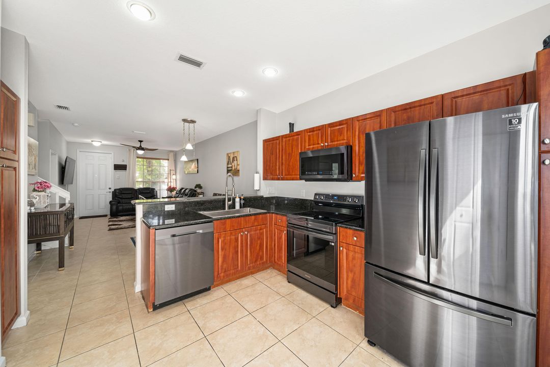 For Sale: $430,000 (3 beds, 3 baths, 1514 Square Feet)