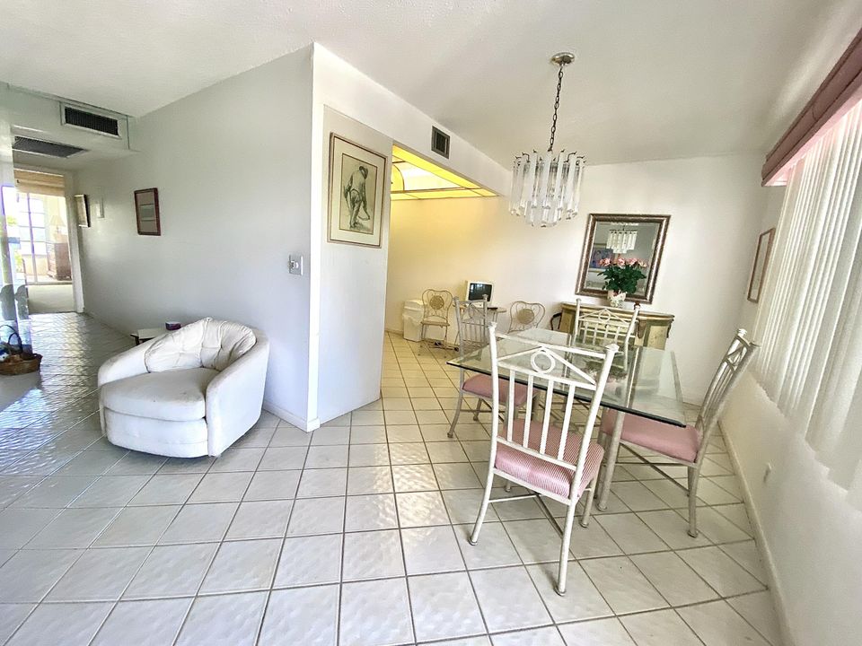 For Sale: $165,000 (2 beds, 2 baths, 1000 Square Feet)