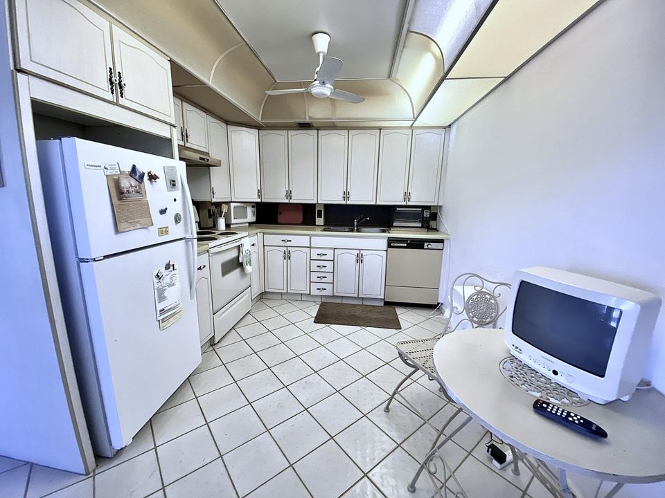 For Sale: $165,000 (2 beds, 2 baths, 1000 Square Feet)