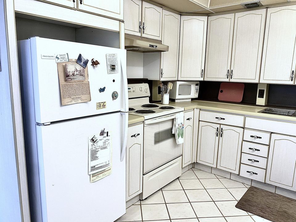 For Sale: $165,000 (2 beds, 2 baths, 1000 Square Feet)