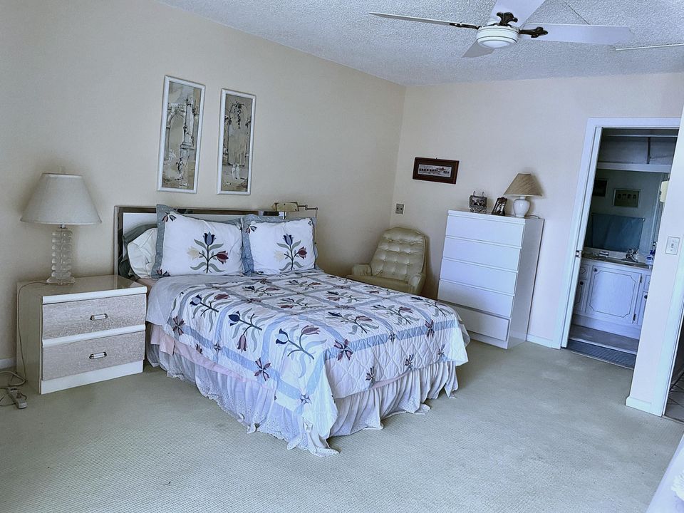 For Sale: $165,000 (2 beds, 2 baths, 1000 Square Feet)