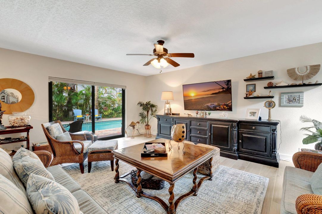 For Sale: $1,099,000 (3 beds, 2 baths, 1581 Square Feet)