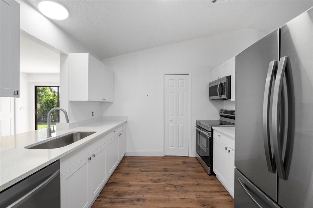 For Sale: $299,000 (2 beds, 2 baths, 1384 Square Feet)