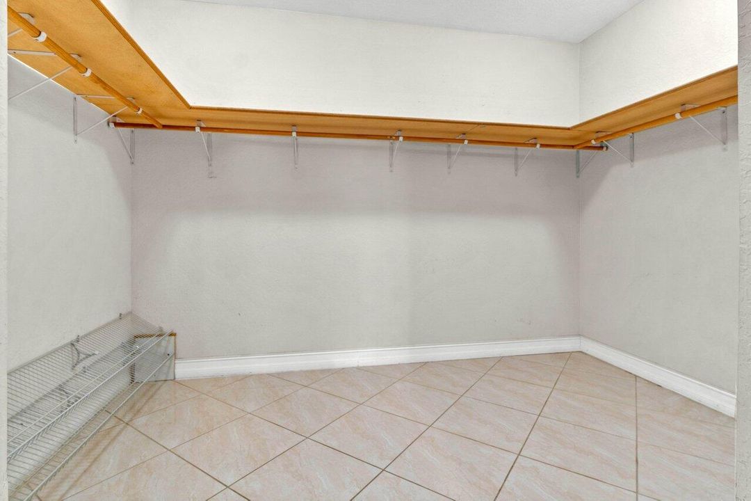 En Venta: $650,000 (4 camas, 3 baños, 2592 Pies cuadrados)