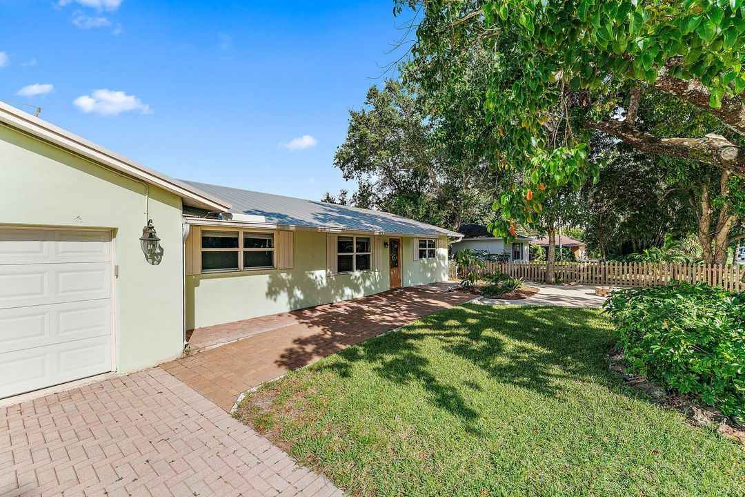 For Sale: $689,000 (3 beds, 2 baths, 1724 Square Feet)