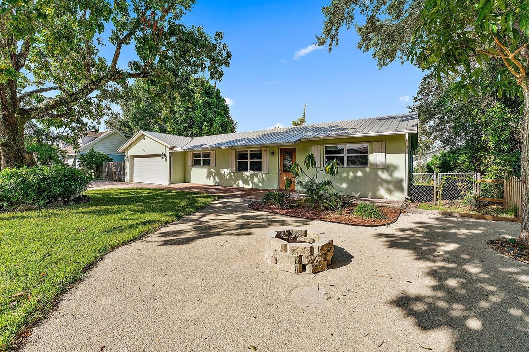 For Sale: $689,000 (3 beds, 2 baths, 1724 Square Feet)