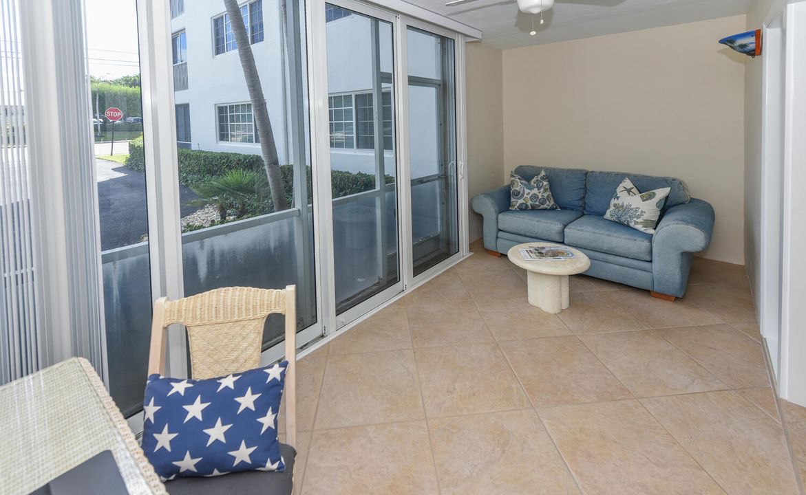 For Sale: $715,000 (2 beds, 2 baths, 1000 Square Feet)