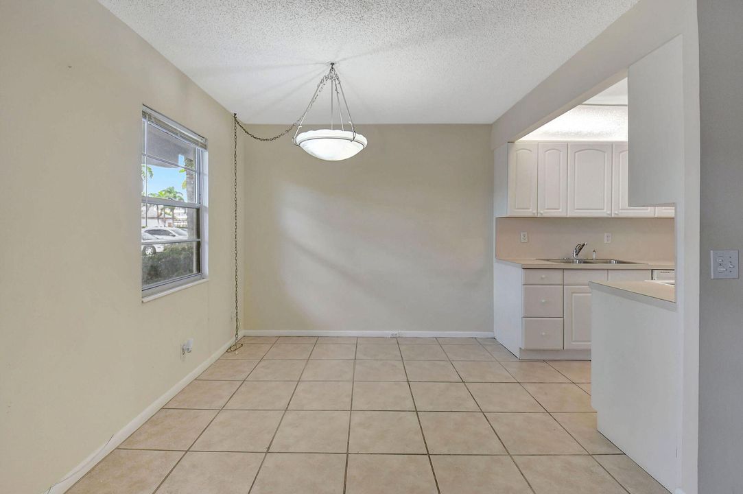 For Sale: $198,000 (2 beds, 1 baths, 861 Square Feet)