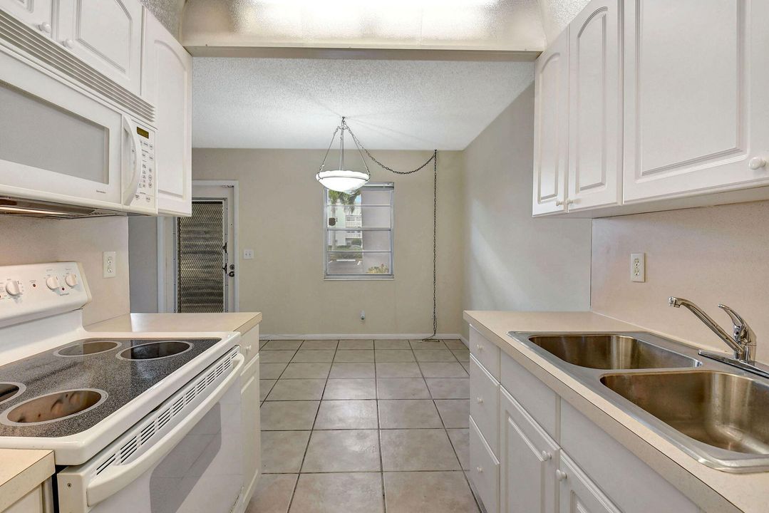 For Sale: $198,000 (2 beds, 1 baths, 861 Square Feet)