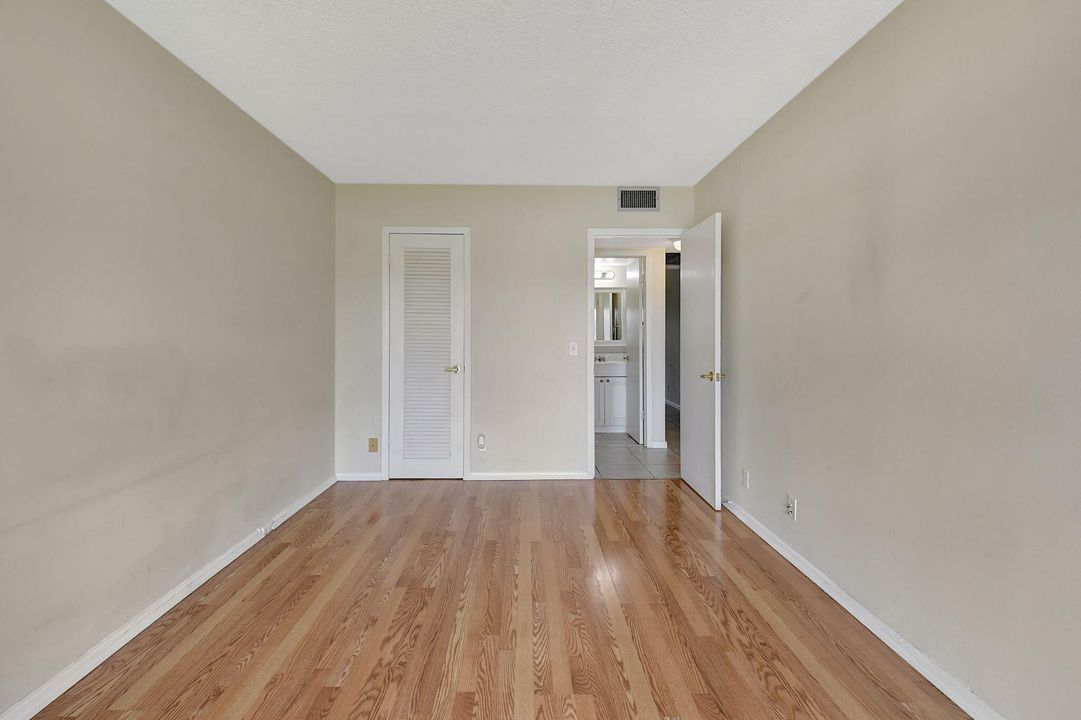 For Sale: $198,000 (2 beds, 1 baths, 861 Square Feet)