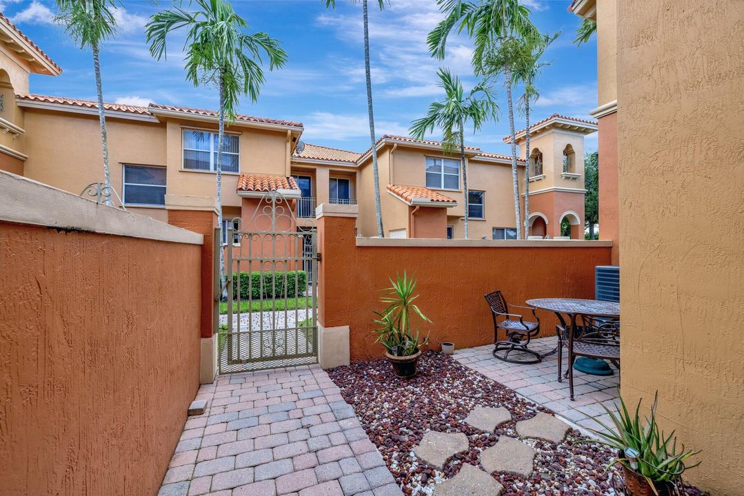 Active With Contract: $410,000 (3 beds, 2 baths, 1391 Square Feet)