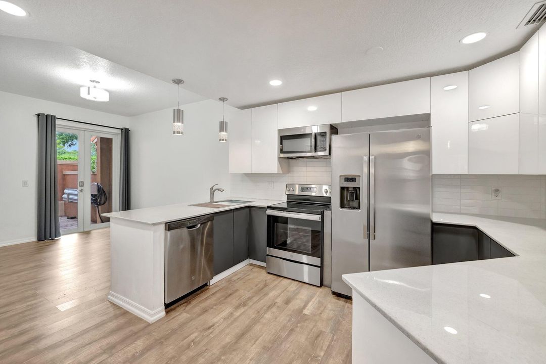 Active With Contract: $410,000 (3 beds, 2 baths, 1391 Square Feet)