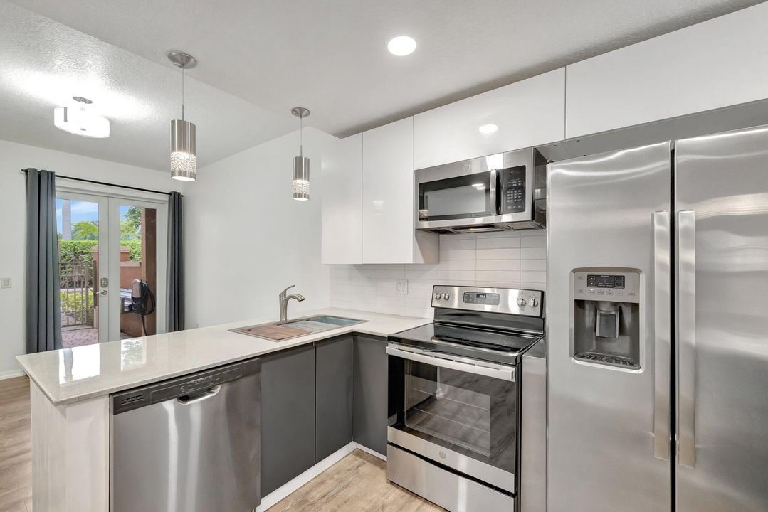 Active With Contract: $410,000 (3 beds, 2 baths, 1391 Square Feet)