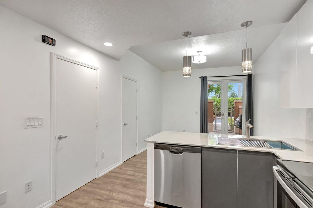 Active With Contract: $410,000 (3 beds, 2 baths, 1391 Square Feet)