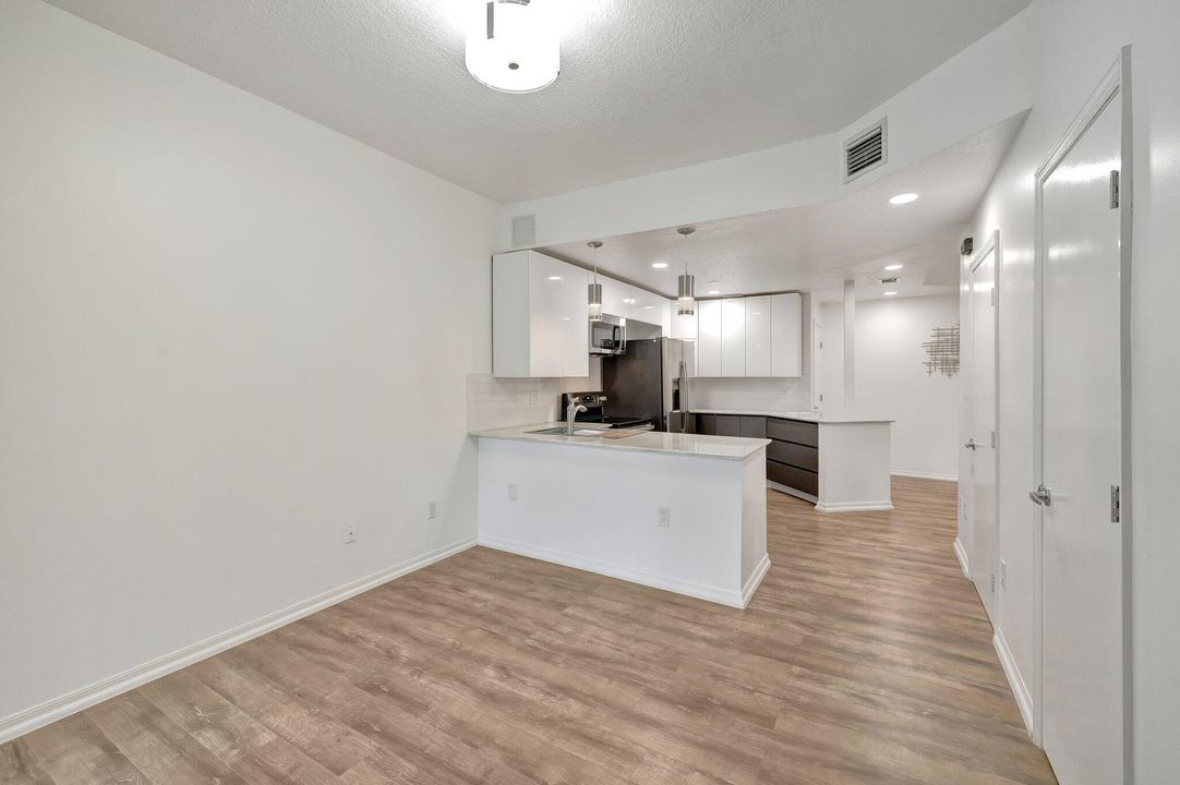 Active With Contract: $410,000 (3 beds, 2 baths, 1391 Square Feet)