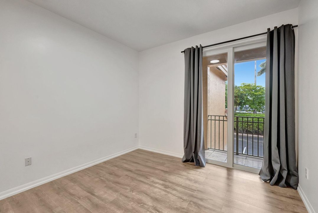 Active With Contract: $410,000 (3 beds, 2 baths, 1391 Square Feet)