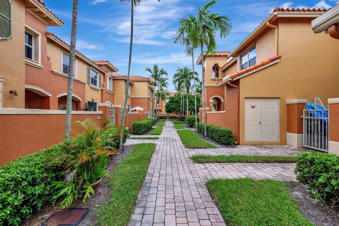 Active With Contract: $410,000 (3 beds, 2 baths, 1391 Square Feet)