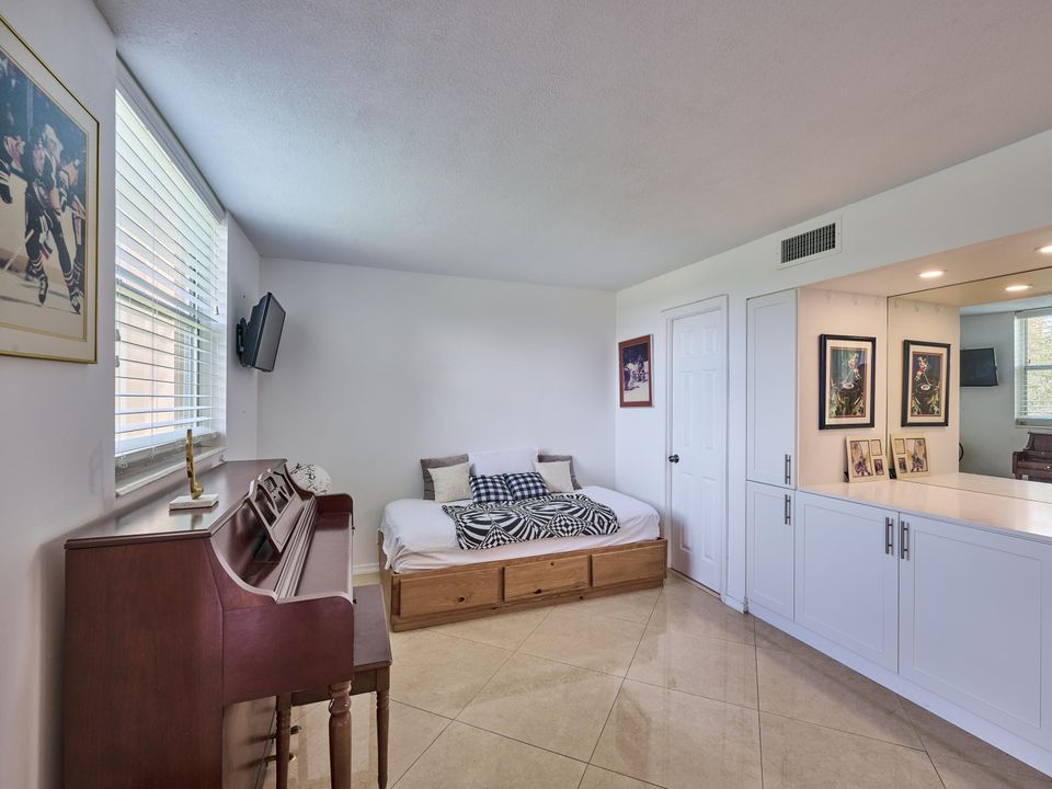 For Sale: $315,000 (2 beds, 2 baths, 1300 Square Feet)