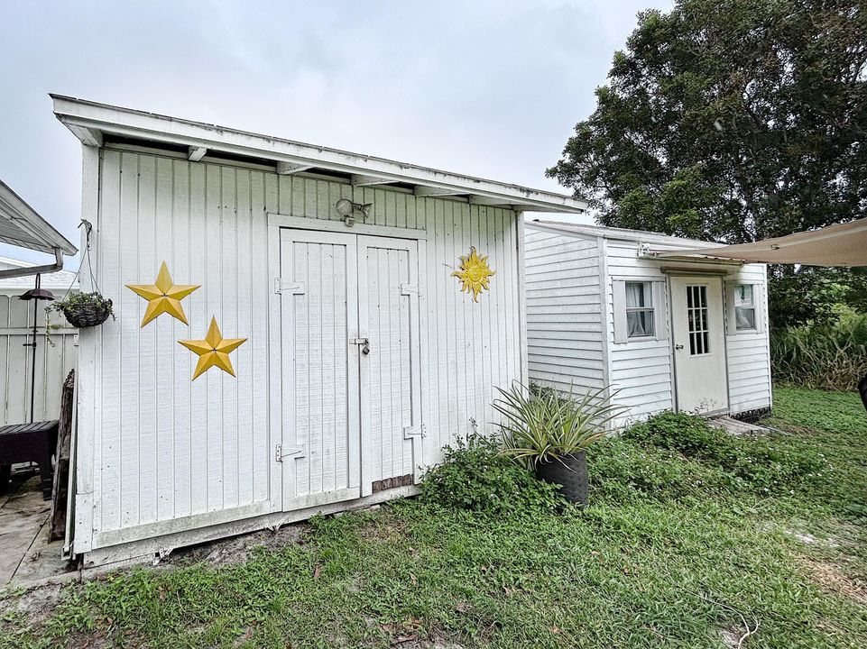 For Sale: $252,000 (2 beds, 2 baths, 894 Square Feet)