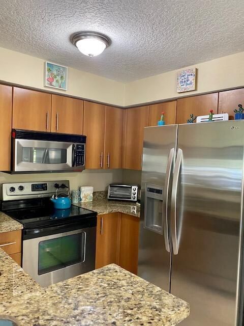 For Rent: $2,900 (2 beds, 2 baths, 948 Square Feet)