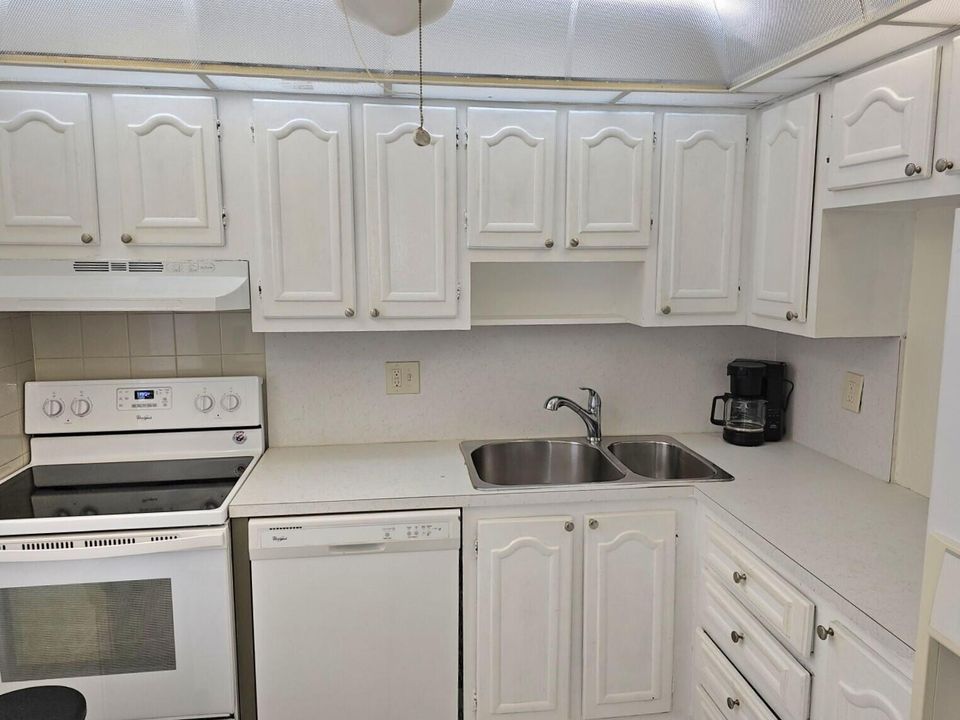 For Sale: $150,000 (2 beds, 2 baths, 920 Square Feet)