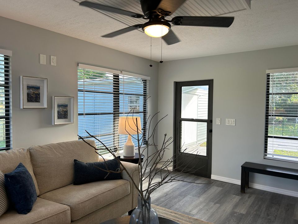 For Sale: $419,900 (2 beds, 2 baths, 1252 Square Feet)