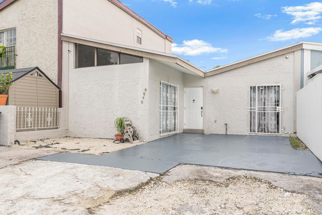 For Sale: $415,000 (3 beds, 2 baths, 1051 Square Feet)