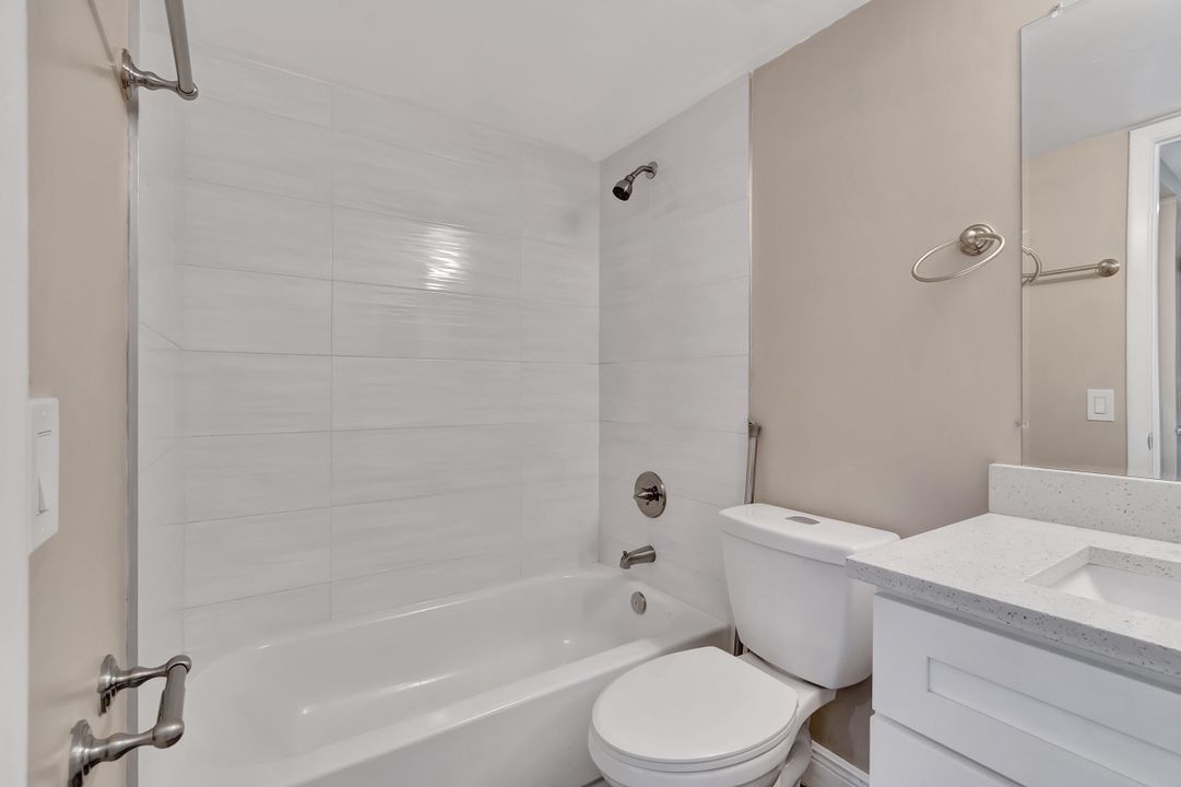 For Sale: $189,900 (2 beds, 2 baths, 728 Square Feet)