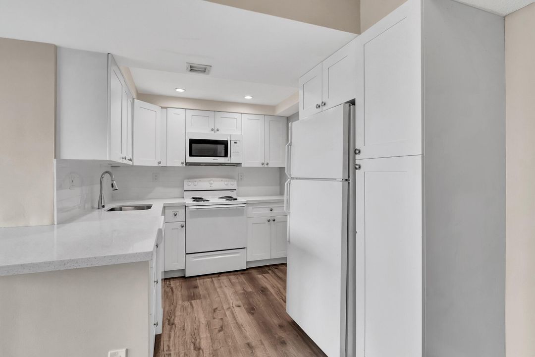 For Sale: $189,900 (2 beds, 2 baths, 728 Square Feet)