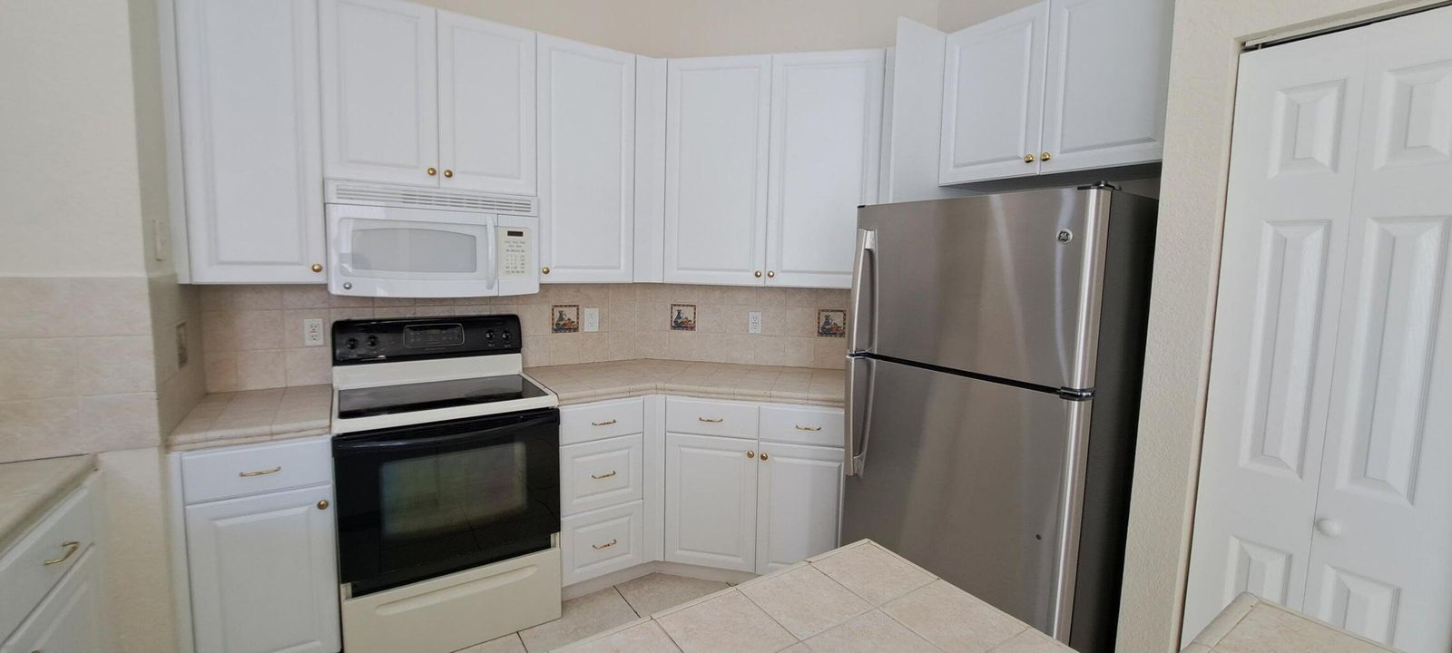 For Rent: $2,900 (3 beds, 2 baths, 1885 Square Feet)