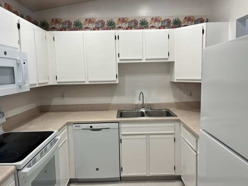 For Rent: $2,595 (2 beds, 2 baths, 950 Square Feet)