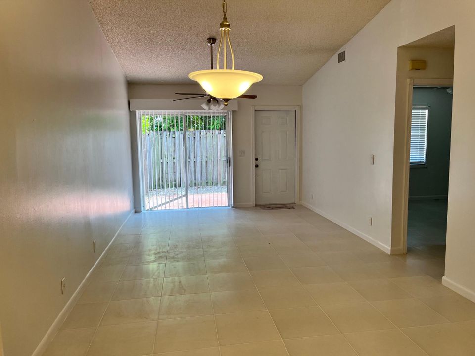 For Rent: $2,595 (2 beds, 2 baths, 950 Square Feet)