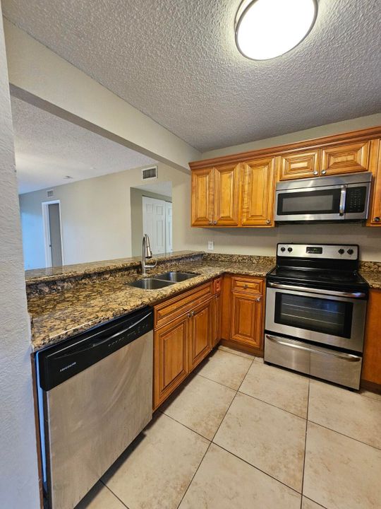 For Rent: $1,850 (2 beds, 2 baths, 916 Square Feet)