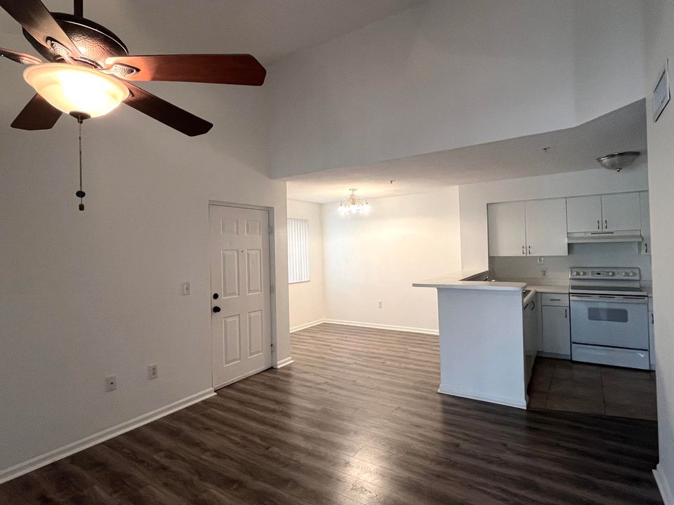 For Rent: $1,650 (1 beds, 1 baths, 702 Square Feet)