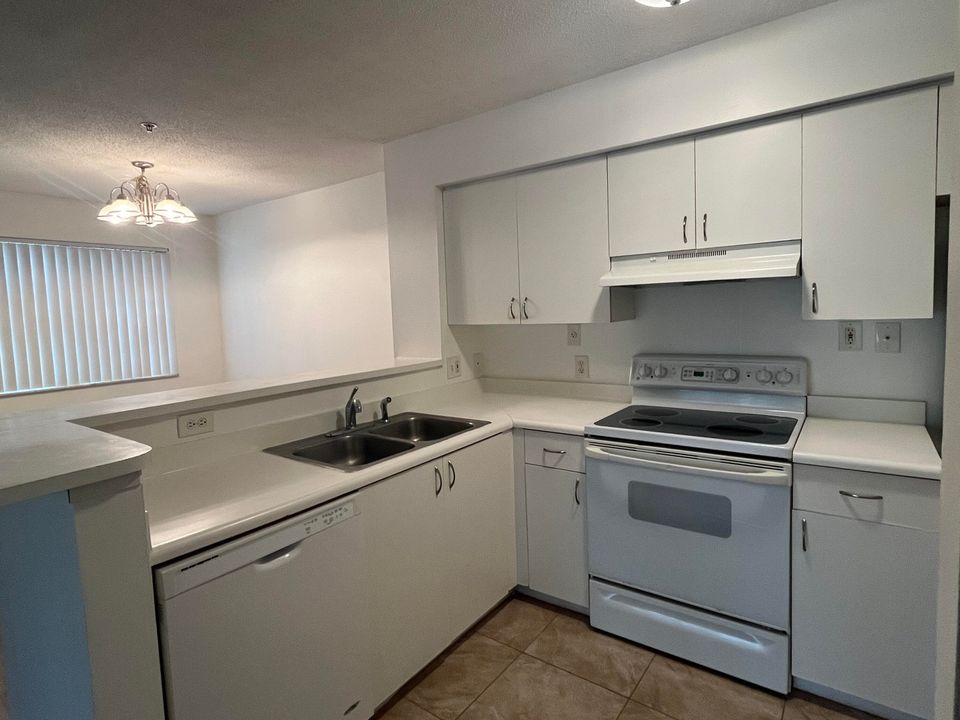 For Rent: $1,650 (1 beds, 1 baths, 702 Square Feet)