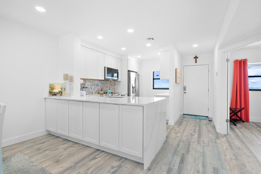 For Sale: $565,000 (2 beds, 2 baths, 1053 Square Feet)