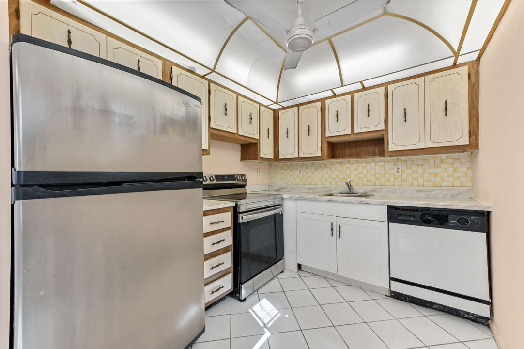 For Sale: $139,000 (2 beds, 2 baths, 907 Square Feet)