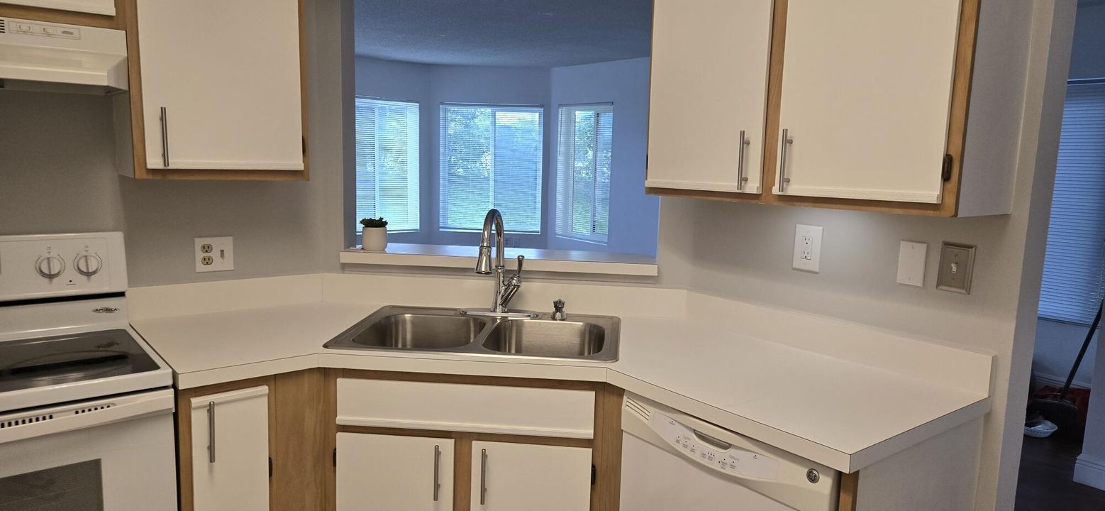 For Rent: $2,100 (2 beds, 2 baths, 887 Square Feet)