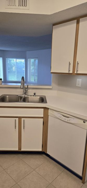 For Rent: $2,100 (2 beds, 2 baths, 887 Square Feet)