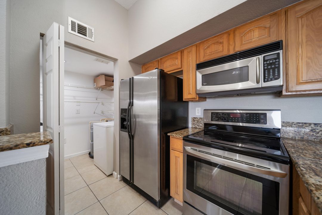 For Sale: $212,999 (2 beds, 2 baths, 1033 Square Feet)