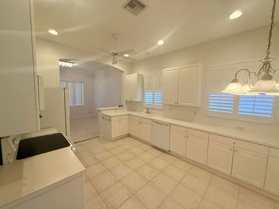 Active With Contract: $3,400 (3 beds, 2 baths, 2018 Square Feet)