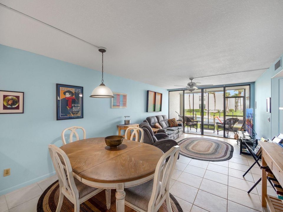 For Sale: $340,000 (2 beds, 2 baths, 1001 Square Feet)