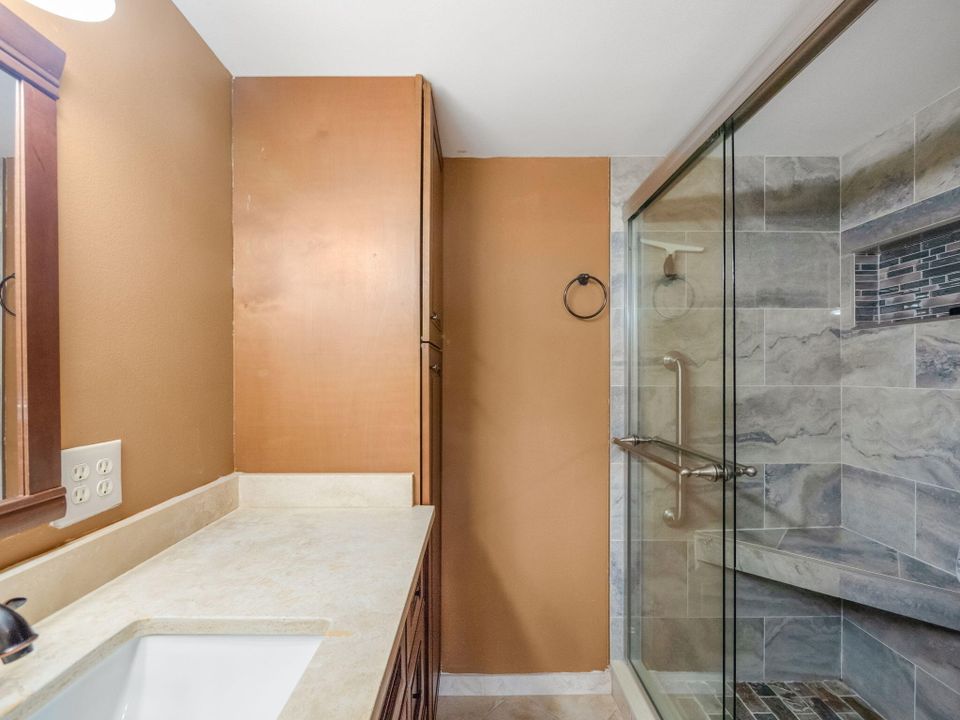 For Sale: $340,000 (2 beds, 2 baths, 1001 Square Feet)