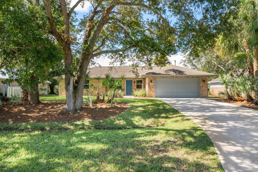 For Sale: $590,000 (2 beds, 2 baths, 1142 Square Feet)