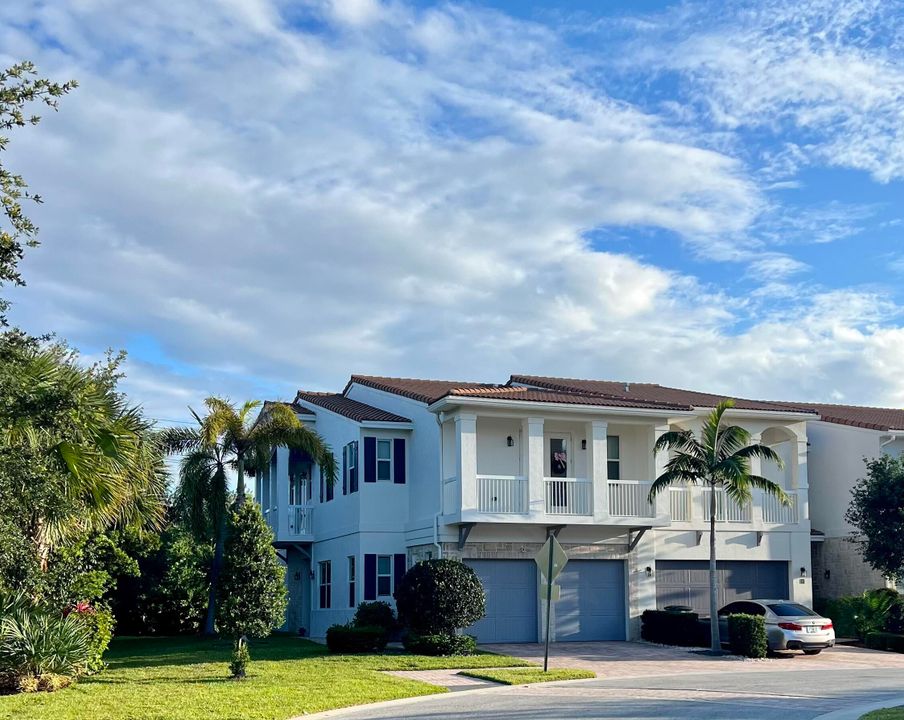 For Sale: $860,000 (3 beds, 2 baths, 2518 Square Feet)