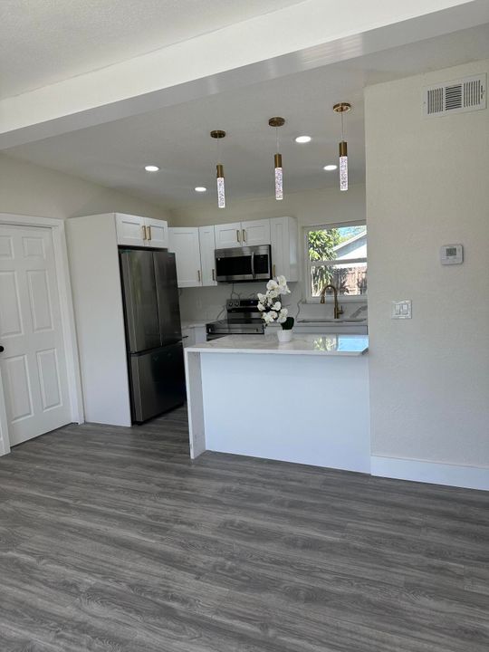 Active With Contract: $379,900 (3 beds, 2 baths, 922 Square Feet)