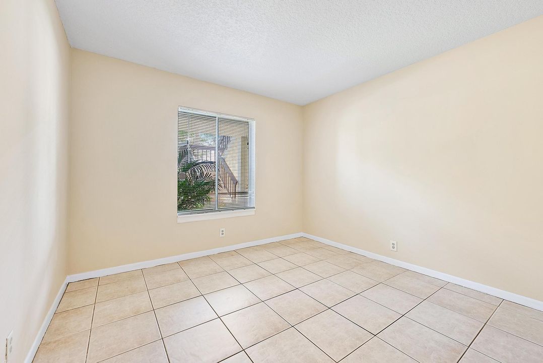 For Sale: $250,000 (2 beds, 2 baths, 860 Square Feet)